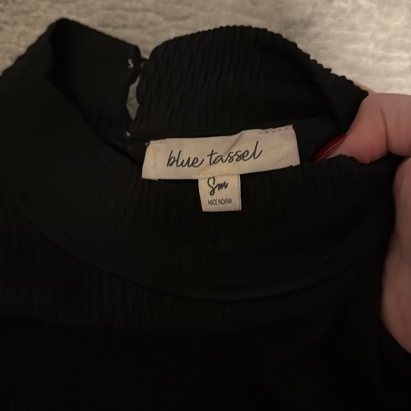 Chic Black Women's Crop Top with Textured Hem - Picture 2 of 3